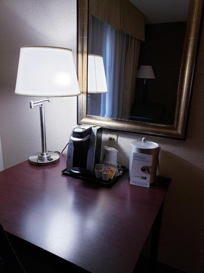 Holiday Inn Express Hotel & Suites Concordia Us 81 By Ihg Exterior photo
