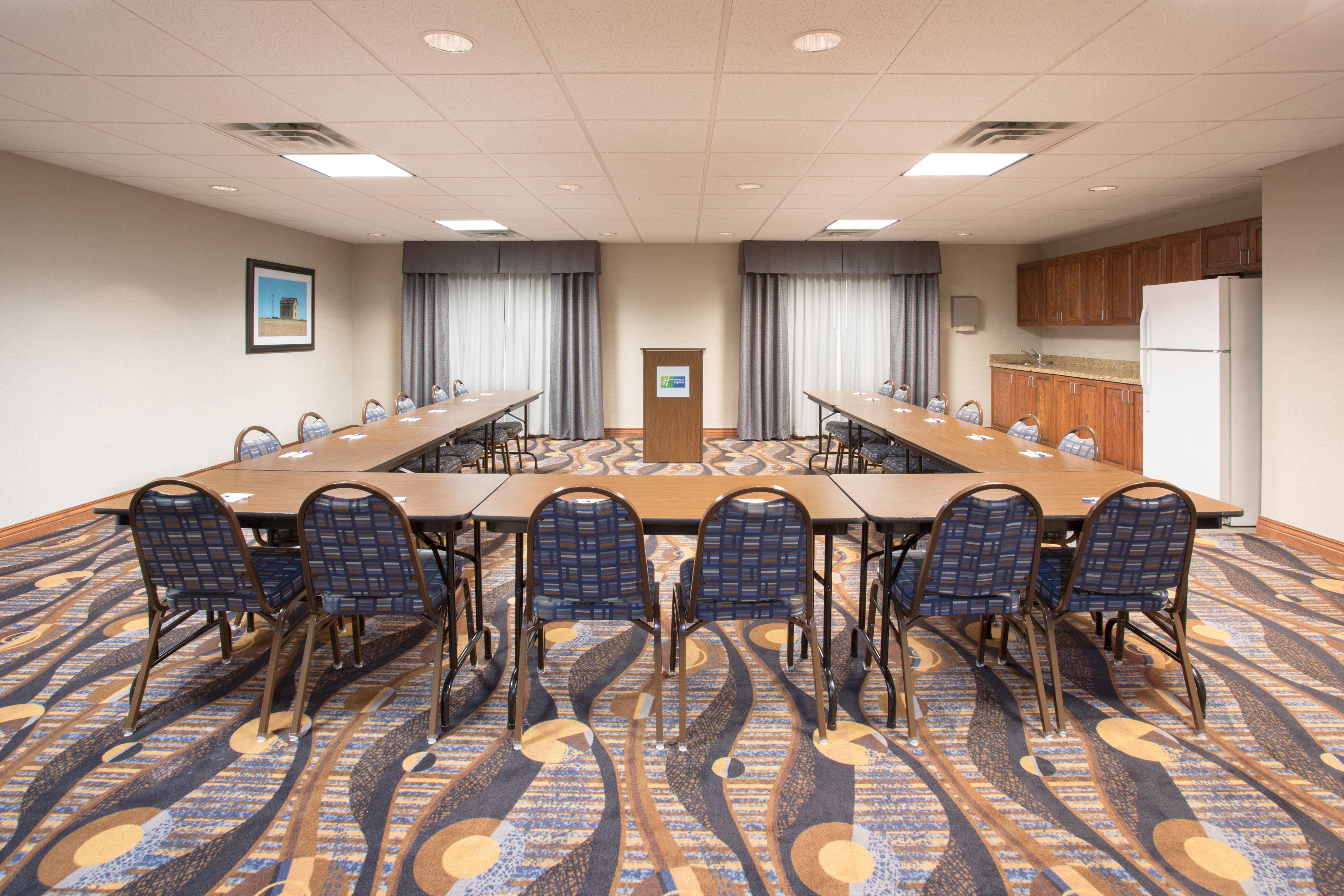 Holiday Inn Express Hotel & Suites Concordia Us 81 By Ihg Exterior photo
