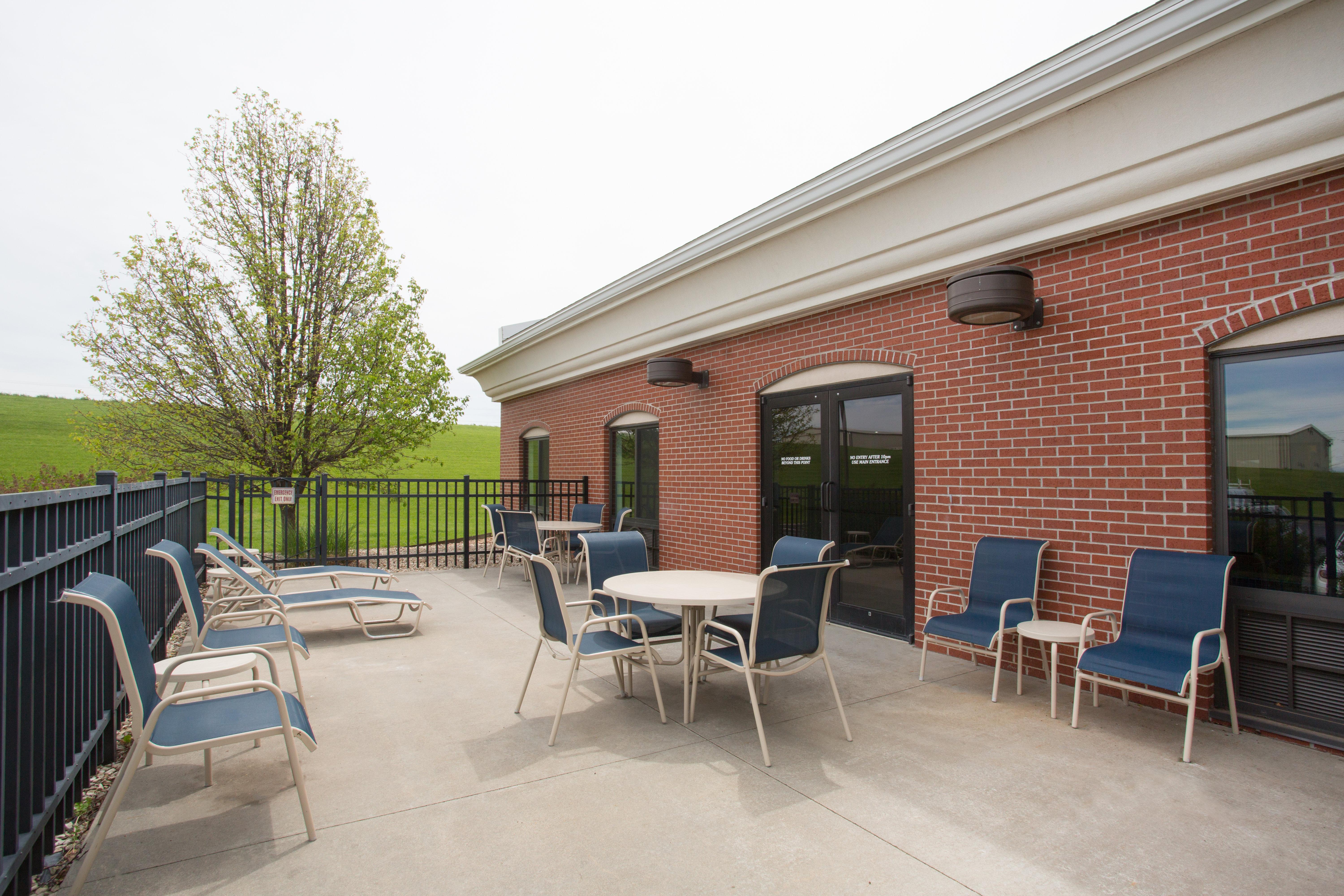 Holiday Inn Express Hotel & Suites Concordia Us 81 By Ihg Exterior photo