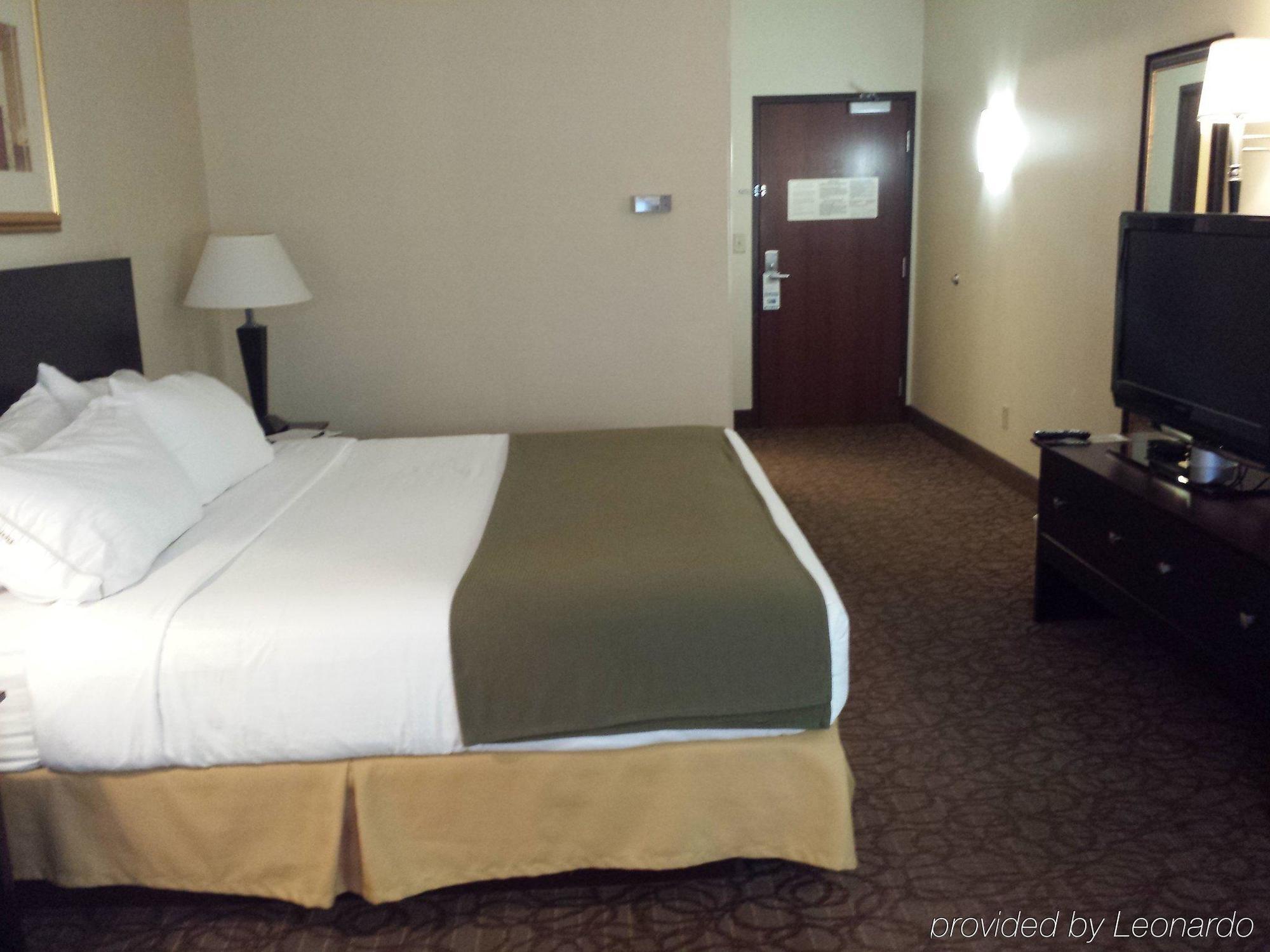 Holiday Inn Express Hotel & Suites Concordia Us 81 By Ihg Exterior photo