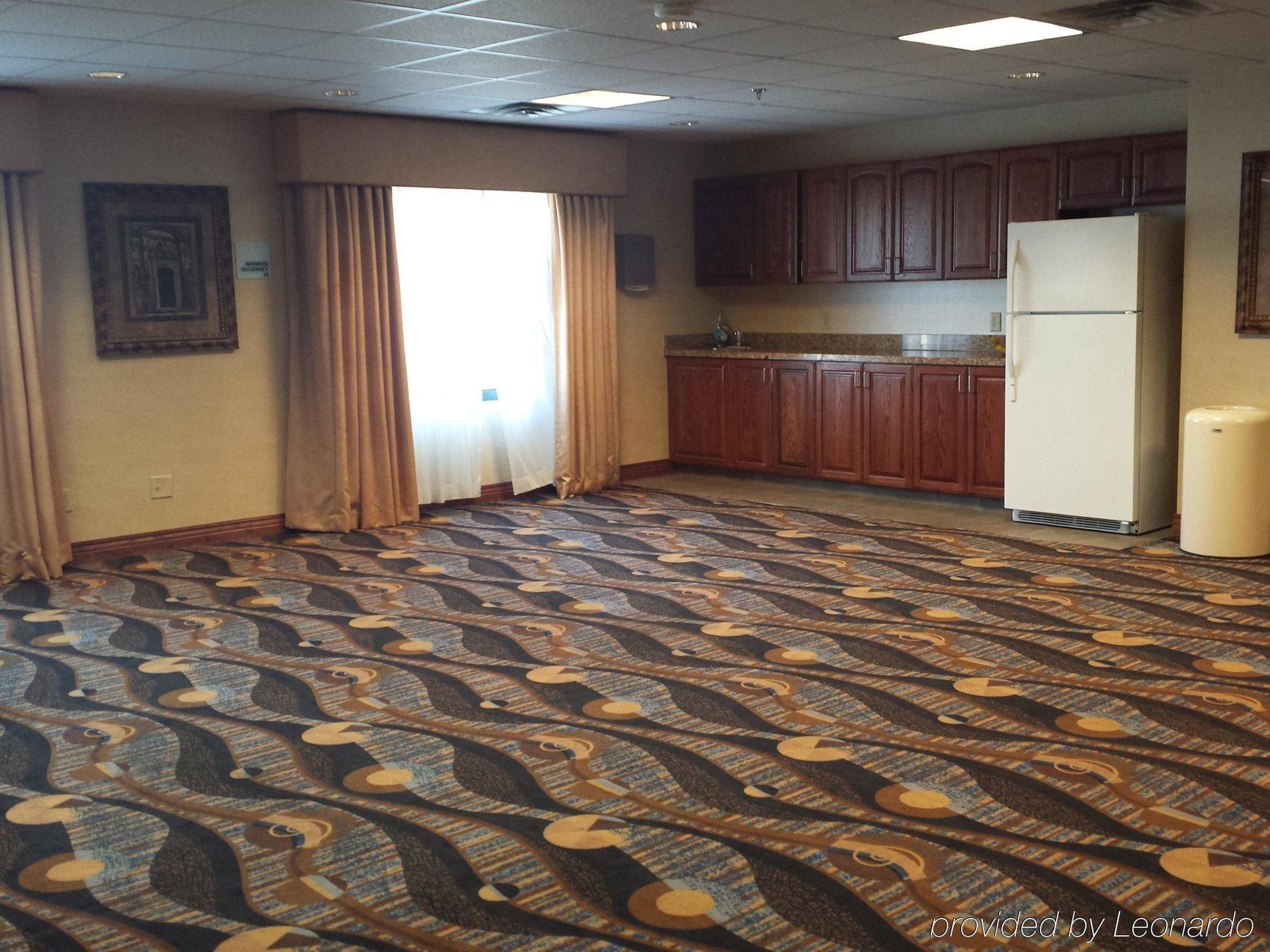 Holiday Inn Express Hotel & Suites Concordia Us 81 By Ihg Exterior photo