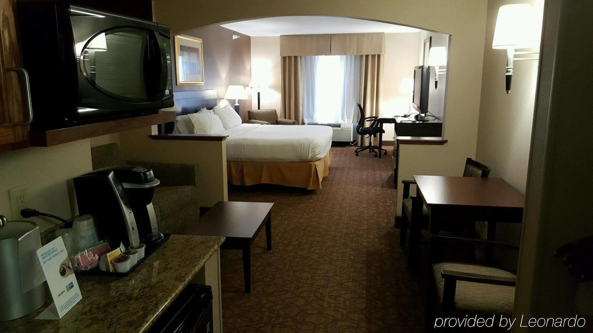 Holiday Inn Express Hotel & Suites Concordia Us 81 By Ihg Exterior photo